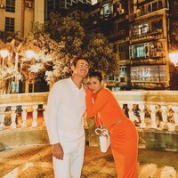 Saat di Macau Karin dan Aby juga terlihat berkesempatan menonton opera di Fado Opera. “Fado di Macao adalah manifestasi unik dari fado, genre musik tradisional Portugis yang dikenal dengan melodi merdu dan lirik yang sarat emosi, yang menggambarkan rasa kerinduan, cinta yang tidak terbalas, dan nasib. Dibawa oleh para pelaut, pedagang, dan kolonis Portugis, fado telah menemukan rumahnya juga di Macao, bekas koloni Portugis, dan menjadi bagian integral dari warisan budaya kota,” tulis keterangan unggahannya. Foto: Instagram/@narinkovilda