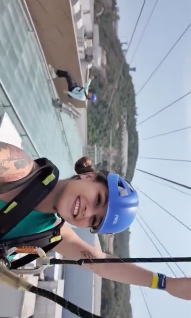 Tampak begitu seru, Karin dan Aby juga menjajal menaiki flying fox untuk melihat keindahan Macau dari atas. Foto: Instagram/@narinkovilda