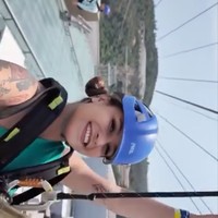 Tampak begitu seru, Karin dan Aby juga menjajal menaiki flying fox untuk melihat keindahan Macau dari atas. Foto: Instagram/@narinkovilda