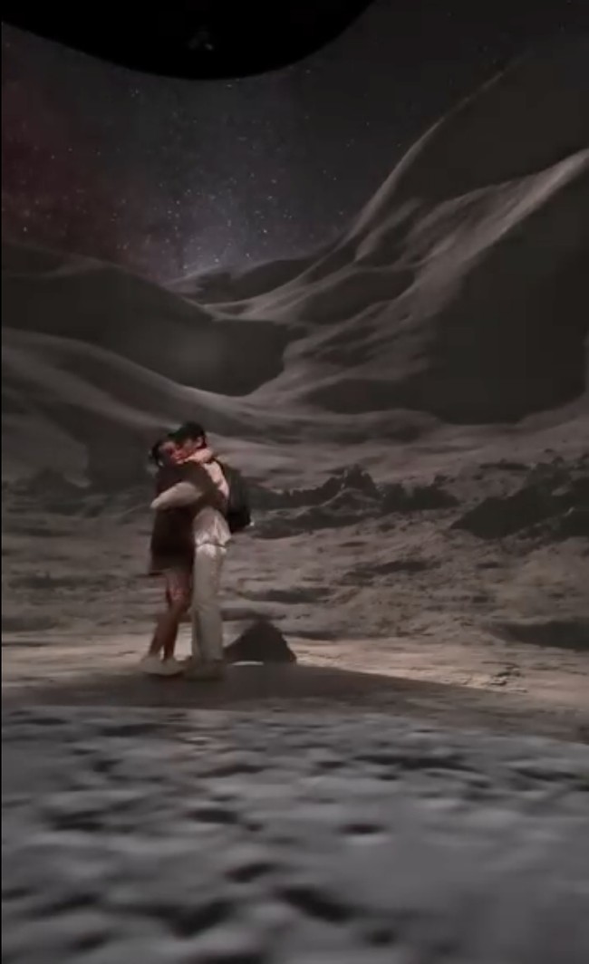 Ketika berada di Macau, Karin dan Aby mengunjungi berbagai tempat wisata, salah satunya Illuminarium, Wynn Place, Macao. Sukses bikin ikutan baper, di sana keduanya tampak kembali bermesraan dan berpelukan. Foto: Instagram/@narinkovilda