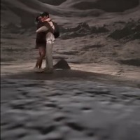 Ketika berada di Macau, Karin dan Aby mengunjungi berbagai tempat wisata, salah satunya Illuminarium, Wynn Place, Macao. Sukses bikin ikutan baper, di sana keduanya tampak kembali bermesraan dan berpelukan. Foto: Instagram/@narinkovilda