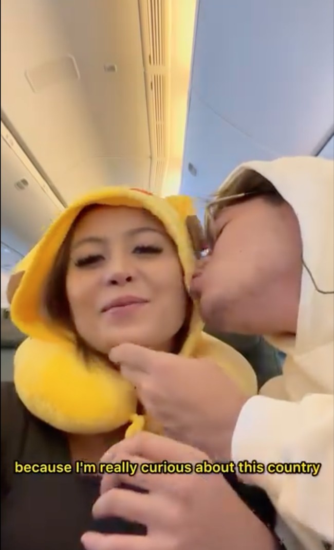 Awkarin dan kekasih barunya, Abyakta Ernoult beberapa waktu lalu tampak bertolak ke Macau. Bak pasangan yang sedang kasmaran, keduanya terlihat berulang kali memamerkan kemesraan, seperti saat berada di dalam pesawat. Aby tampak mencium pipi Awkarin. Foto: Instagram/@narinkovilda