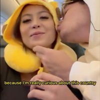 Awkarin dan kekasih barunya, Abyakta Ernoult beberapa waktu lalu tampak bertolak ke Macau. Bak pasangan yang sedang kasmaran, keduanya terlihat berulang kali memamerkan kemesraan, seperti saat berada di dalam pesawat. Aby tampak mencium pipi Awkarin. Foto: Instagram/@narinkovilda