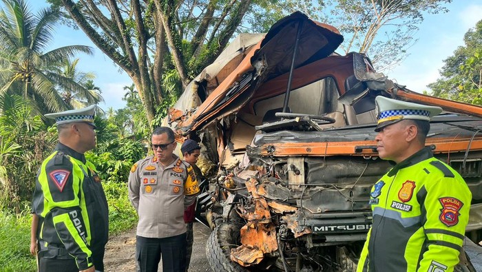 Kecelakaan  beruntun dua truk CPO dan satu minibus Avanza terjadi di Kabupaten Sijunjung. (Foto: dok Polres Sijunjung).