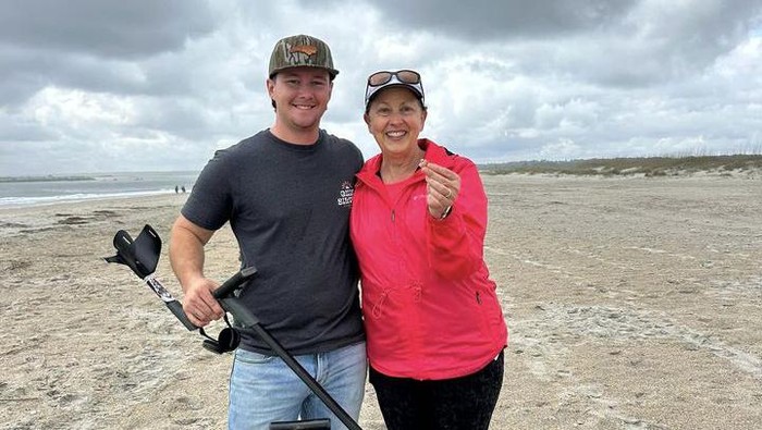 Kehilangan cincin di pantai Wrightsville beach, Inggris, wanita panggil arkeolog.