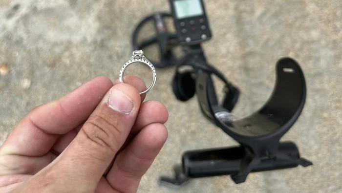 Kehilangan cincin di pantai Wrightsville beach, Inggris, wanita panggil arkeolog.