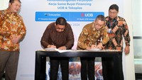 CEO of PT Tokoplas Ecommerce Indonesia, Antoni Gunawan, Head of Industry Group Commercial Banking UOB Indonesia, Joseph Dermawan, Trade Sales Head, UOB Indonesia Daniel Prabawa.