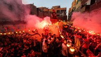 Mereka juga menyalakan flare. 