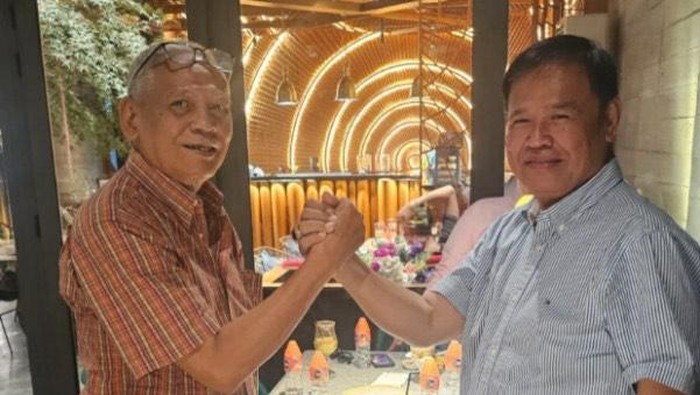 Ketua DPD NasDem Parepare Faisal Andi Sapada (kiri) salam komando bersama H Syamsul Latanro.