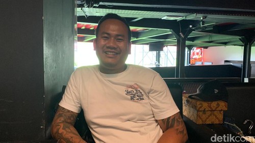 Ketua Panpel Stadion Kapten I Wayan Dipta Ketut Suantika alias Rojak saat ditemui detikBali, Selasa (26/3/2024) di Gianyar. (Siti Muamalah/detikBali)