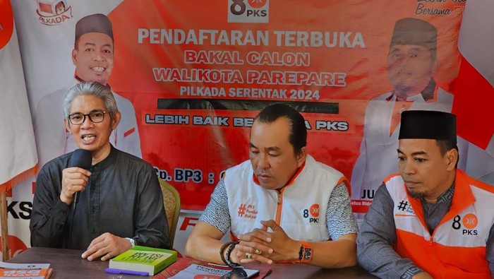 Ketua PKS Parepare Samsir (kiri) saat menerima tim pemenangan Tasming Hamid saat mendaftar penjaringan calon wali kota di sekretariat PKS Parepare.