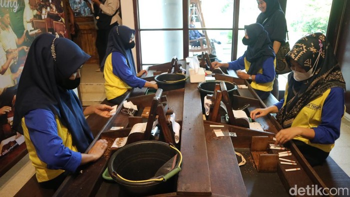 Koleksi seperangkat alat linting kretek di Museum Kretek Kudus, Selasa (26/3/2024).