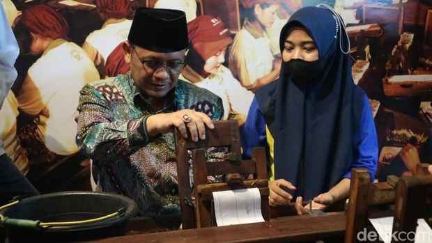 Koleksi seperangkat alat linting kretek di Museum Kretek Kudus, Selasa (26/3/2024).