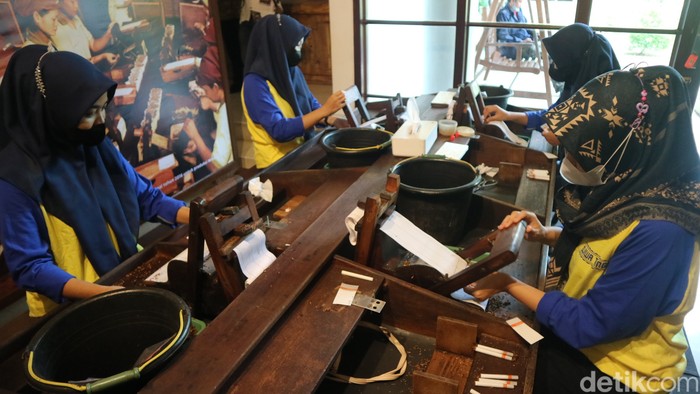 Koleksi seperangkat alat linting kretek di Museum Kretek Kudus, Selasa (26/3/2024).