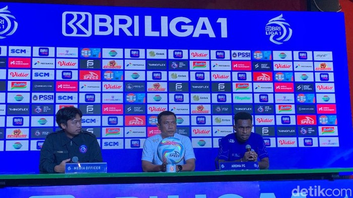 Konferensi pers prematch pemain Arema Samuel Balinsa dan pelatih Widodo Cahyono Putro di Bali United Cafe, Gianyar, Selasa (26/3/2024). (Siti Muamalah/detikBali)