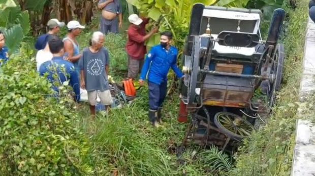 Kuda beserta andong yang terperosok ke dalam parit di dekat jembatan embung Potorono, Bantul.