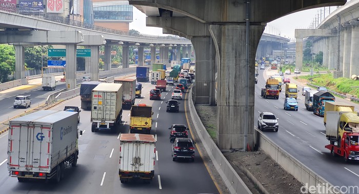 Kendaraan truk melintasi Tol Jakarta Cikampek KM 12 Kota Bekasi, Jawa Barat, Selasa (26/3/2024).