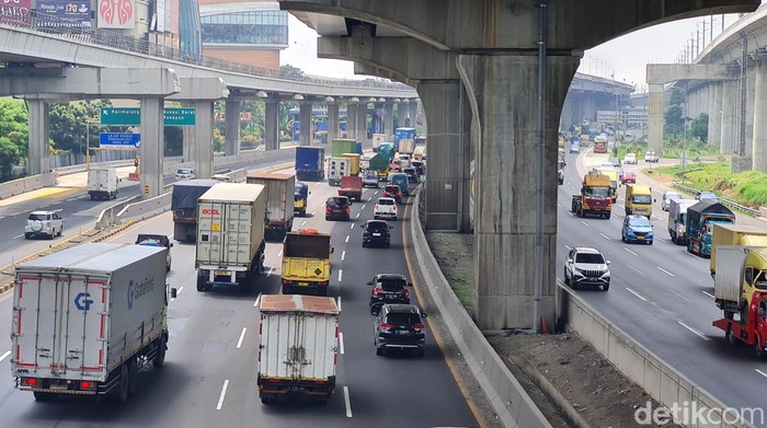 Kendaraan truk melintasi Tol Jakarta Cikampek KM 12 Kota Bekasi, Jawa Barat, Selasa (26/3/2024).