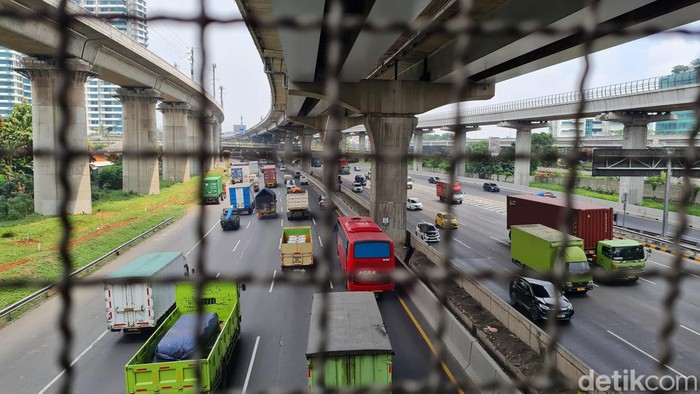 Kendaraan truk melintasi Tol Jakarta Cikampek KM 12 Kota Bekasi, Jawa Barat, Selasa (26/3/2024).