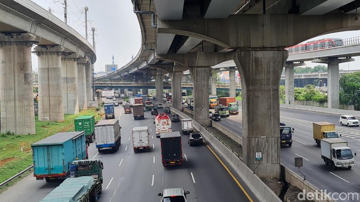 Lalu-lintas Truk Logistik Akan Dibatasi Saat Mudik Lebaran Kendaraan truk melintasi Tol Jakarta Cikampek KM 12 Kota Bekasi, Jawa Barat, Selasa (26/3/2024).