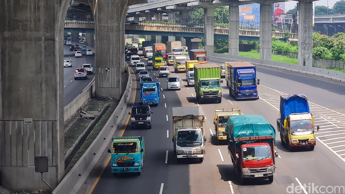 Kendaraan truk melintasi Tol Jakarta Cikampek KM 12 Kota Bekasi, Jawa Barat, Selasa (26/3/2024).