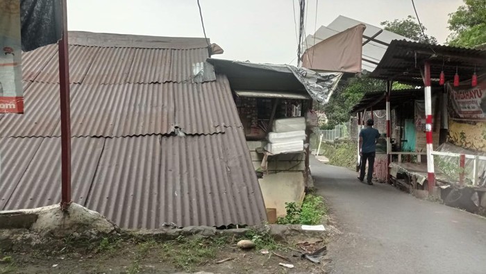 Lokasi tukang galon rem blong hingga motornya tersangkut di atap rumah warga di Jagakarsa, Jaksel.