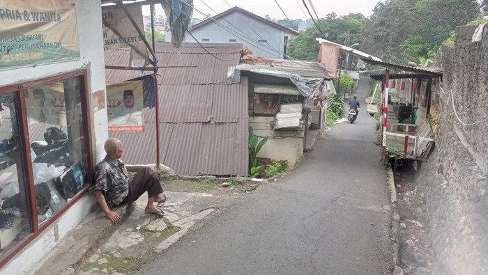 Kisah Unik dan Mencengangkan: Motor Tukang Galon Bertengger di Atap Rumah di Jagakarsa