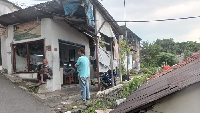 Lokasi tukang galon rem blong hingga motornya tersangkut di atap rumah warga di Jagakarsa, Jaksel.