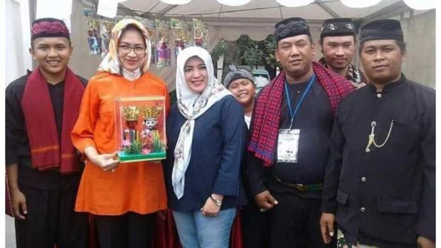 Mantan Wali Kota Tangerang Selatan Airin Rachmi Diany berpose dengan suvenir ondel-ondel buatan Lukman Hakim