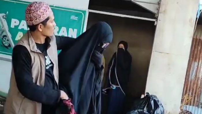 Masjid Jannatul Firdaus di Makassar dihebohkan dengan penemuan seorang laki-laki bercadar dan menyusup ke tengah jemaah wanita.