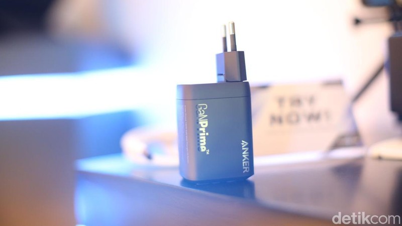 SEA Region Head Anker Innovations Limited Leon Wu (kiri) bersama dengan Indonesia Country Manager Anker Innovations Limited Louis Chen saat acara Media Gathering & New Product Launch ''Boost Your Passion, Always On'' di Jakarta, Selasa (26/3/2024).