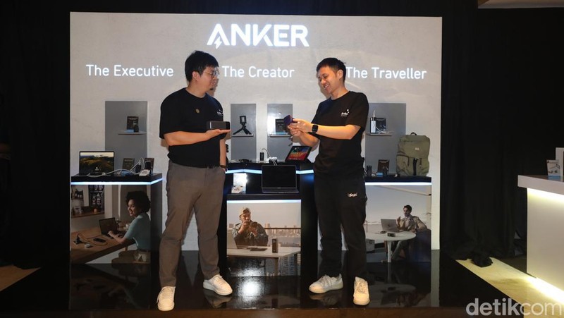 SEA Region Head Anker Innovations Limited Leon Wu (kiri) bersama dengan Indonesia Country Manager Anker Innovations Limited Louis Chen saat acara Media Gathering & New Product Launch ''Boost Your Passion, Always On'' di Jakarta, Selasa (26/3/2024).