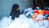 Titi bersama suaminya memproduksi boneka dan bantal leher di rumahnya di kawasan Mustika Sari, Bekasi, Jawa Barat. 