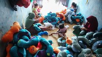 Tak tanggung-tanggung dalam sehari Titi dan 12 karyawannya mampu memproduksi hingga 300 boneka. Namun jika sedang banyak orderan bisa mencapai 500 boneka.