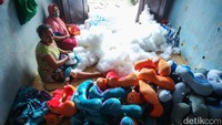 Titi melakukan produksi boneka dan bantal leher dengan dibantu 12 karyawan.