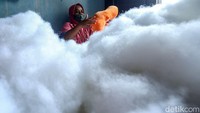 Dalam usaha ini Titi tidak sendiri, sebab ia dan suami hanya merupakan jasa produksi. Semua pesanan awalnya diambil oleh sang bos yang memintanya untuk membuatkan jenis-jenis boneka.