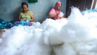 Tak sendirian, Titi juga merangkul para tetangga yang merupakan ibu rumah tangga untuk mendapatkan penghasilan tambahan. Awalnya usaha Titi ini hanya dilakukan sekeluarga, namun dua tahun berjalan Titi mulai mengajak lingkungan sekitar untuk turut membantunya.