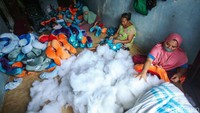 Dalam penjualannya, Titi mematok dengan harga murah. Untuk boneka ukuran L dibanderol dengan harga Rp 26 ribu dengan minimal order 50 buah. Biasanya Titi mendulang omzet paling sedikit Rp 8.000.000 hingga 12.000.000 juta perbulannya.