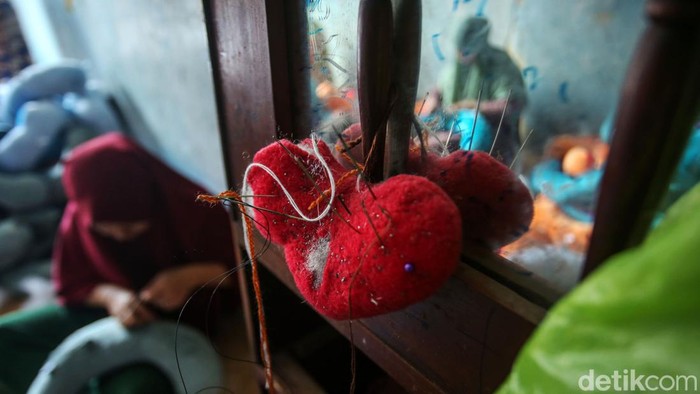 Berbekal pengalaman di pabrik boneka, kini Titi memproduksi sendiri boneka hingga bantal leher. Dia menjalankan usahanya di salah satu perkampungan Bekasi.