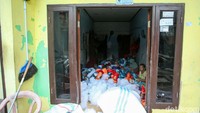 Titi menyebut orderan boneka tengah lesu dalam dua tahun terakhir. Puncaknya saat COVID-19 melanda, sang suami hingga harus bekerja serabutan guna mencukupi kehidupan keluarga. Perlahan usaha boneka mulai bangkit, Titi membutuhkan modal untuk menyambut orderan. Buah dari obrolan dengan rekannya yang menyarankan untuk ambil pinjaman KUR di BRI membuatnya langsung tancap gas ke Kantor BRI Unit Pondok Timur. Tak butuh waktu lama, proses peminjaman hanya membutuhkan waktu satu hari.