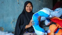 Titi (34), menunjukkan bantal leher buatannya di Mustika Sari, Bekasi, Jawa Barat.