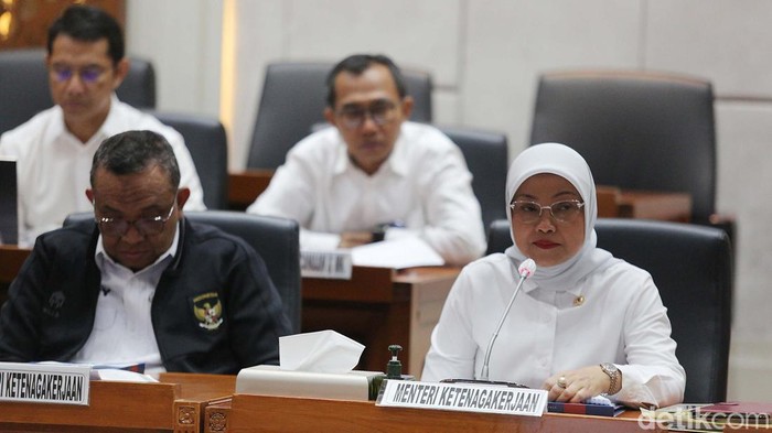 Menaker Ida Fauziyah hadiri rapat kerja dengan Komisi IX DPR. Ida menegaskan pembayaran THR diwajibkan untuk dibayar penuh dan tidak boleh dicicil.