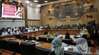 Menurutnya semua pekerja atau buruh dengan minimal masa kerja sebulan, baik berstatus karyawan tetap maupun karyawan kontrak. 