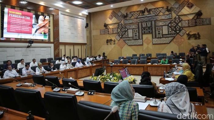 Menaker Tegaskan THR Tak Boleh Dicicil Menaker Ida Fauziyah hadiri rapat kerja dengan Komisi IX DPR. Ida menegaskan pembayaran THR diwajibkan untuk dibayar penuh dan tidak boleh dicicil.