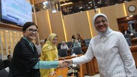 Ketua Komisi IX DPR RI Felly Estelita Runtuwene (kiri) menjabat tangan Menteri Tenaga Kerja Ida Fauziyah (kanan) sebelum rapat kerja bersama Komisi IX DPR di kompleks Parlemen, Jakarta, Selasa (26/3/2024).