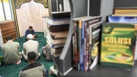 Para pekerja melaksanakan tadarus Al-Quran, salat wajib berjamaah, ceramah agama, hingga salat Tarawih berjamaah.