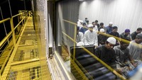 Sejumlah pekerja Pertamina Hulu Kalimantan Timur (PHKT) melaksanakan shalat tarawih berjamaah di anjungan lepas pantai Sepinggan Field Daerah Operasi Bagian Selatan (DOBS), Kalimantan Timur, Senin (25/3/2024).   
