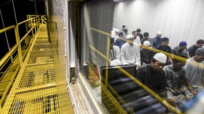 Mengintip Suasana Ramadan di Anjungan Lepas Pantai Pertamina
