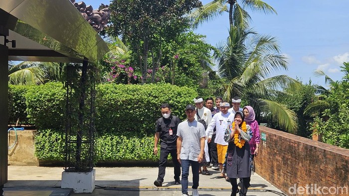Mensos Tri Rismaharini menghantarkan produk Pena dipasarkan di Krisna Oleh Oleh Bali, di Desa Blangsing, Blahbatuh, Gianyar, Bali, Selasa (26/3/2024). (Foto : Putu Krista/detikBali).
