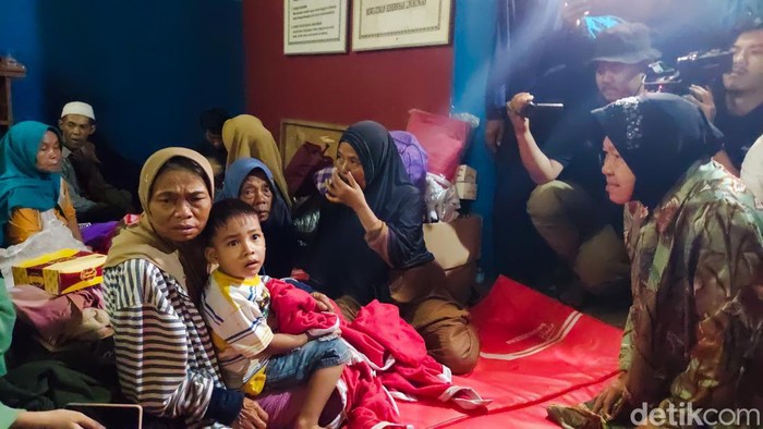 Mensos, Tri Rismaharini, sambangi pengungsian warga terdampak bencana longsor di KBB